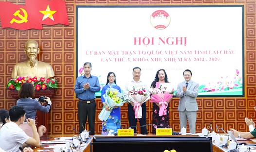 Ông Sùng A Hồ (bên phải) tặng hoa chúc mừng các đồng chí được hiệp thương nhất trí bổ sung lãnh đạo Ủy ban MTTQ Việt Nam tỉnh. Ảnh: UBND tỉnh Lai Châu