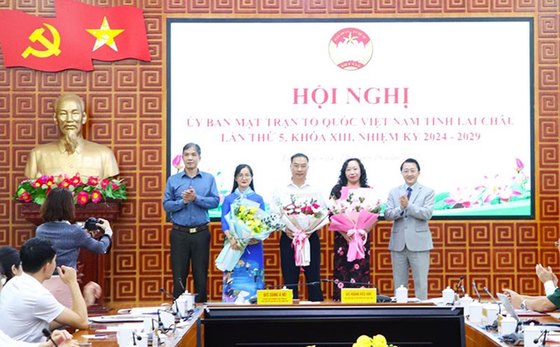 Mr. Sung A Ho (right) presented flowers to congratulate the comrades who were unanimously approved to join the leadership of the Provincial Vietnam Fatherland Front Committee. Photo: Lai Chau Provincial People's Committee