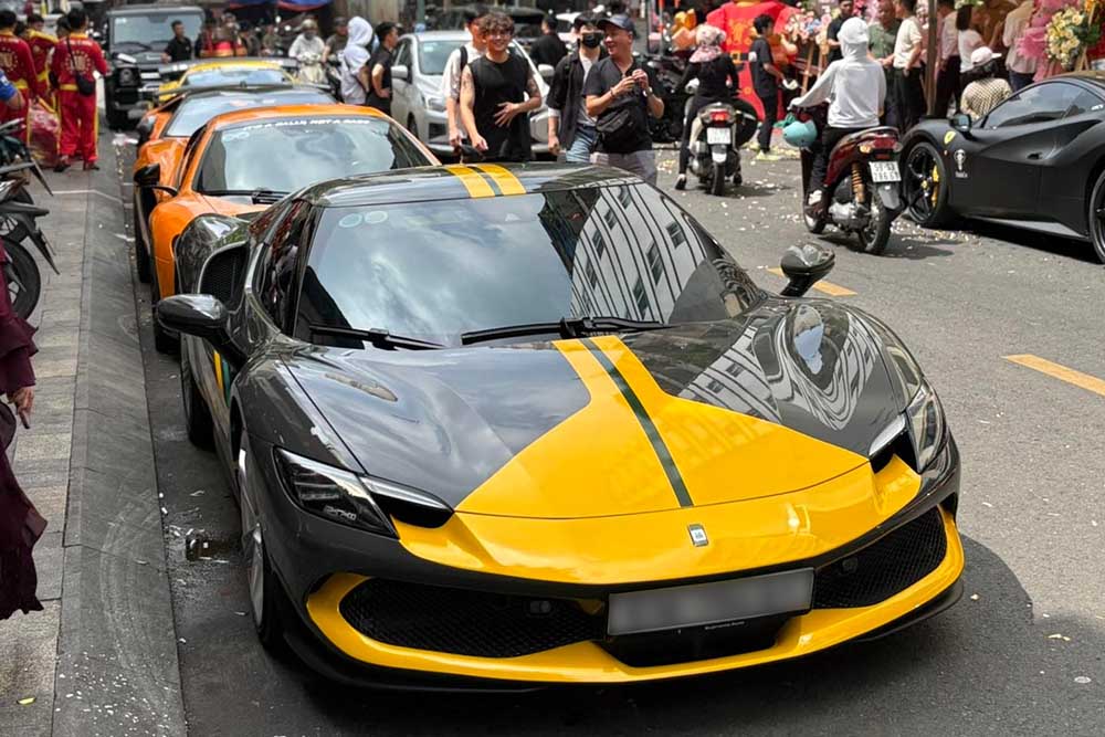 A fleet of supercars worth more than 100 billion VND appeared on the streets of Ho Chi Minh City, attracting a large number of people and car enthusiasts. Photo: Minh Khoi