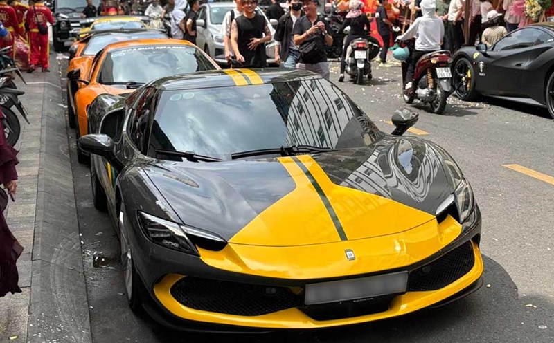 A fleet of supercars worth more than 100 billion VND appeared on the streets of Ho Chi Minh City, attracting a large number of people and car enthusiasts. Photo: Minh Khoi