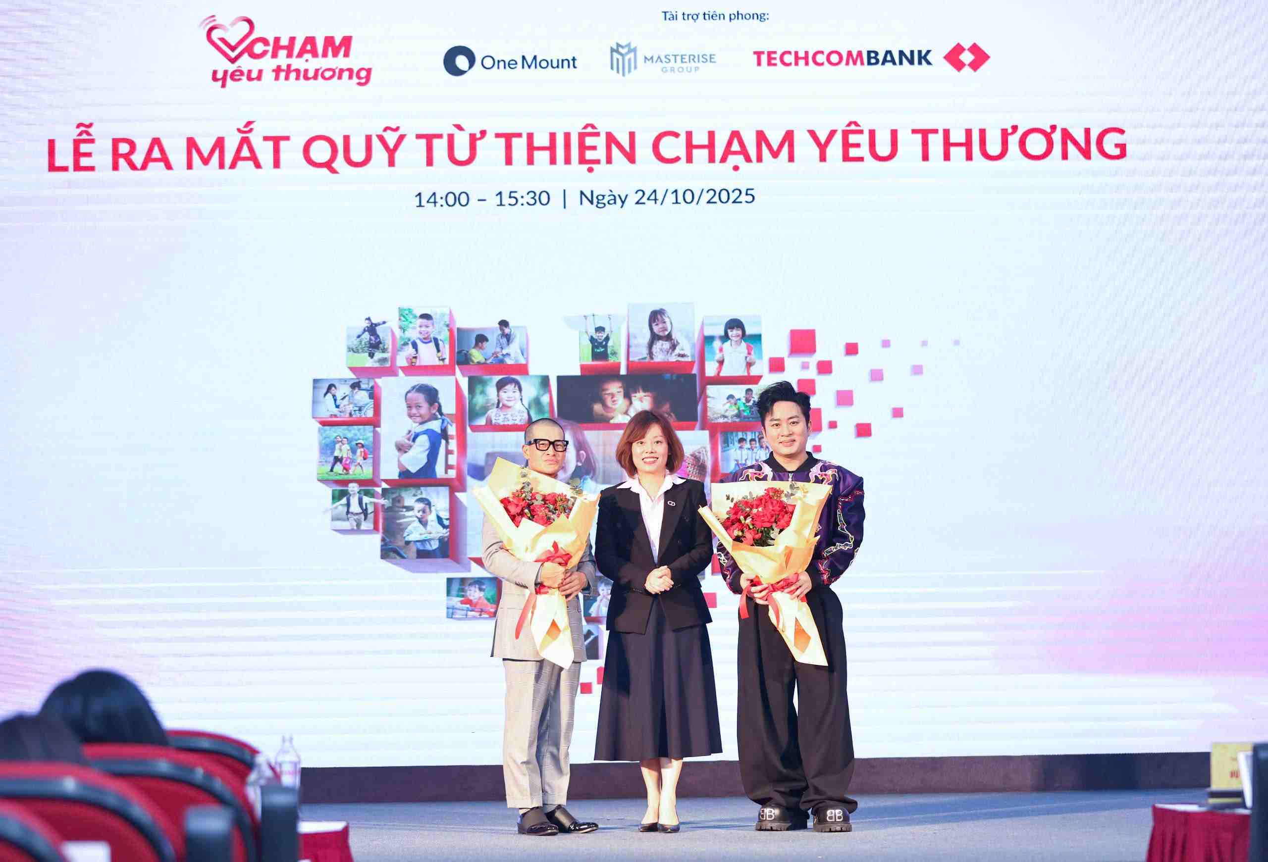 가수 Tung Duong, 감독 Viet Tu가 '사랑을 만지다' 기금 홍보대사로 활동합니다. 사진: Xuan Huong