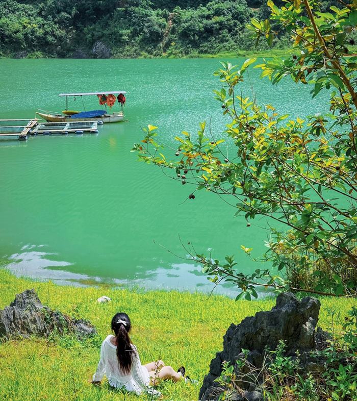 “Minh rat thich Me Farmstay cach suoi Le Nin 3km. Noi day khong chi co khong gian thoai mai, gan gui voi thien nhien ma con mang lai cam giac nhu o nha. Co nhieu hoat dong cho khach luu tru trai nghiem, cung nhu chat luong dich vu rat tot. Ve do an, minh dac biet an tuong voi cac mon an dac san nhu pho chua Cao Bang, banh ap chao, va cac mon tu thit lon cap nach. Nhung mon nay rat ngon va mang dam huong vi cua vung nui”, Ngoc Tu noi.