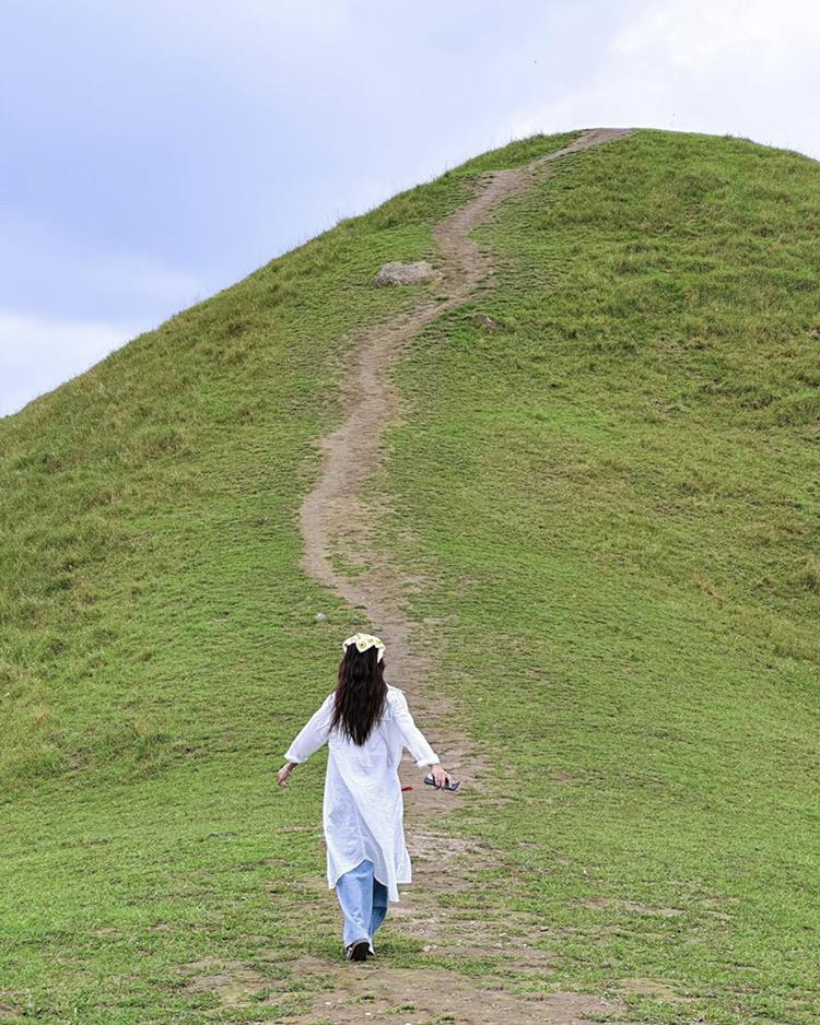 Lan dau den Cao Bang, Ngoc Tu ngo ngang vi khung canh thien nhien nguyen so, hung vi va rat doi binh yen: “Nui non trung diep, cay coi xanh muot, khong khi trong lanh va mat me, dac biet la buoi sang som, chi can hit mot hoi that sau thoi cung du cam thay tam hon duoc “got rua” khoi nhung on ao thuong ngay cua thanh pho”.