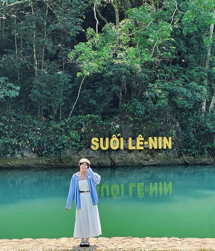 Mot trong nhung dia diem khien Ngoc Tu an tuong nhat la suoi Le Nin. Nu du khach cam thay kho tin boi dong nuoc xanh trong nhu ngoc bich. Ngoai cam giac thanh binh, thu thai, nu du khach co cam giac nhu duoc song cham lai va ket noi sau sac voi thien nhien.