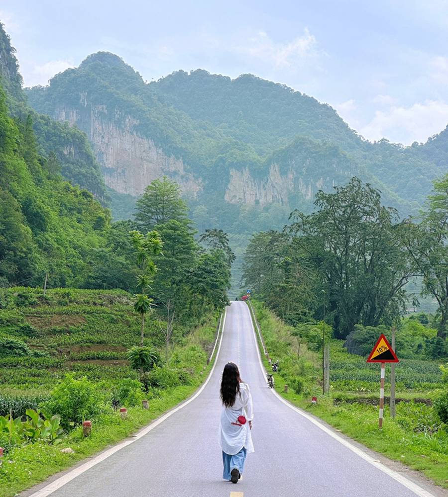 Theo Ngoc Tu, con nguoi Cao Bang gan gui, chan chat va rat men khach. Tu nhung nguoi dan ban dia den nguoi lai xe, chu homestay, cac co ban hang rong ven duong, ai cung than thien, niem no, san sang chi duong hoac chia se ve van hoa, tap quan cua vung dat nay. Chinh su am ap ay da khien chuyen di cua nu du khach khong chi la mot hanh trinh du lich, ma con la mot ky niem dang tran trong ve tinh nguoi.