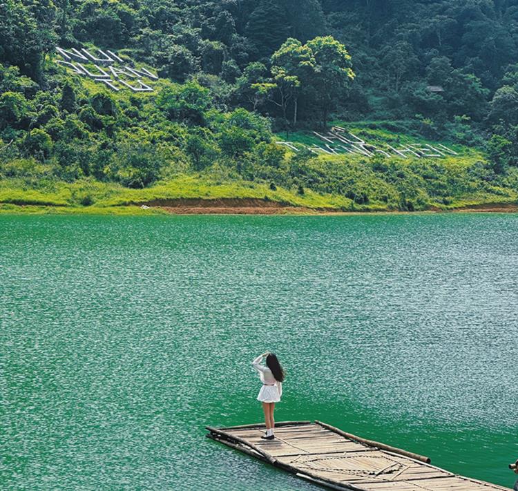 Voi dia hinh chu yeu la nui non trung diep, nhieu hang dong, song suoi va thung lung, Cao Bang noi tieng boi ve dep hung vi, tho mong. Khi hau quanh nam mat me cung giup noi day tro thanh dia diem du lich ly tuong cho du khach o khu vuc phia Bac. Anh:
