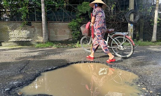 Đoạn đường chi chít ổ gà, ổ voi, người dân Đà Nẵng thấp thỏm lo tai nạn. Ảnh: Thanh Huyền