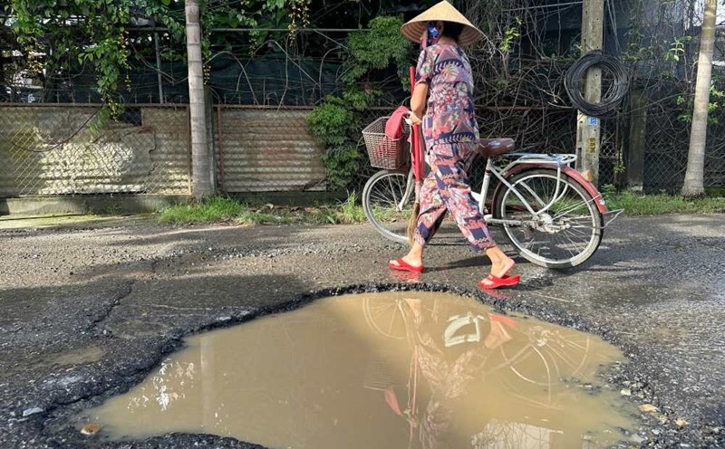 The road is full of potholes, Da Nang residents are worried about accidents. Photo: Thanh Huyen