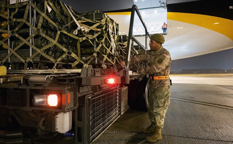 The loading and unloading of goods within the framework of the task of supporting Ukraine's security at Dover Air Force Station, Delaware State (USA), on January 20, 2023. Photo: Xinhua