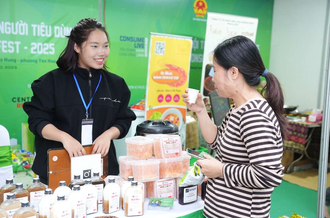The "Consumer fest - Consumer Appreciation Day" program with nearly 50 booths, gathering more than 30 domestic and foreign enterprises and units. Photo: Tuyet Lan