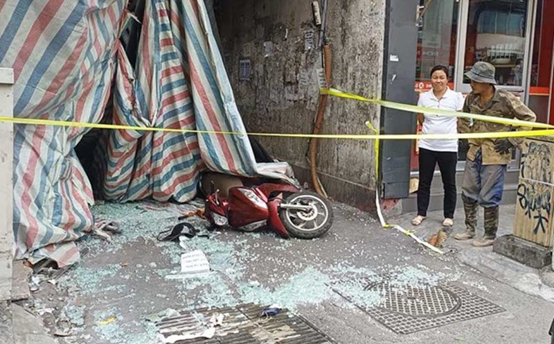 The scene of the tarpaulin collapse that killed 1 person in Van Mieu - Quoc Tu Giam ward (Hanoi). Photo: The Ky