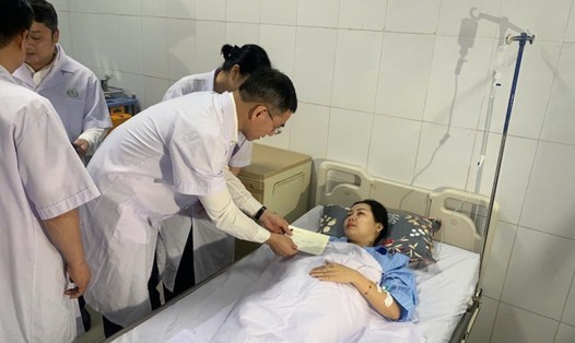 TS.BS Hà Anh Đức - Cục trưởng Cục Quản lý Khám chữa bệnh - Bộ Y tế thăm hỏi tình hình bệnh nhân và các nữ điều dưỡng bị thương trong vụ tấn công. Ảnh: Lê Hảo