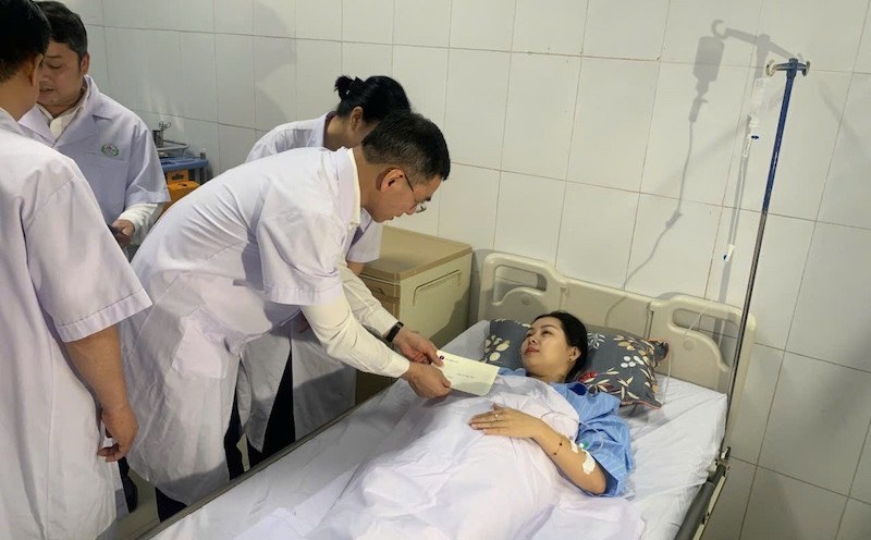Dr. Ha Anh Duc - Director of the Department of Medical Examination and Treatment Management - Ministry of Health visited the situation of patients and nurses injured in the attack. Photo: Le Hao