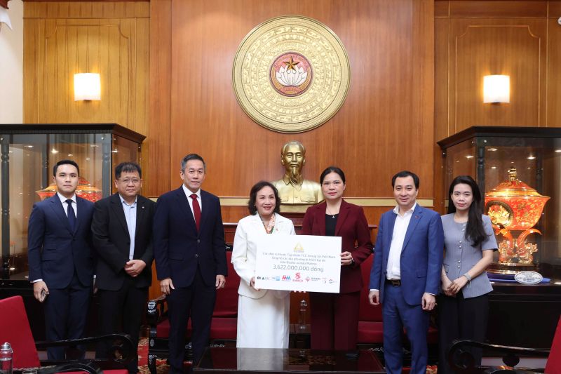 Through the Central Committee of the Vietnam Fatherland Front, TCC Group and SABECO donated 3.6 billion VND to help people in flooded areas. Photo: SABECO