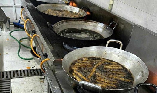 Những chảo dầu đang chiên rán thức ăn có màu đen kịt, khiến phụ huynh lo ngại về sức khỏe của con em mình. Ảnh: Phụ huynh cung cấp