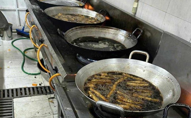 Las sartenes de aceite que estan freir la comida tiene un color negro oscuro lo que preocupa a los padres por la salud de sus hijos. Foto: Proporcionada por los padres