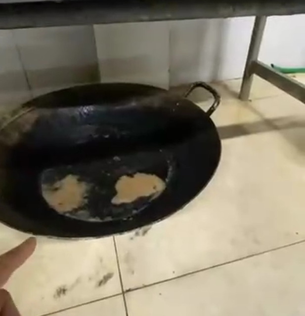 Những chảo dầu đen kịt dùng chiên thức ăn cho học sinh khiến phụ huynh bức xúc. Ảnh: Phụ huynh cung cấp