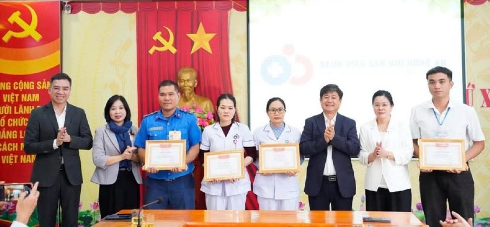 The Director of Nghe An Department of Health presented Certificates of Merit to 8 medical staff for their brave actions, preventing and protecting the safety of patients, patients' relatives and colleagues. Photo: Ngoc Anh