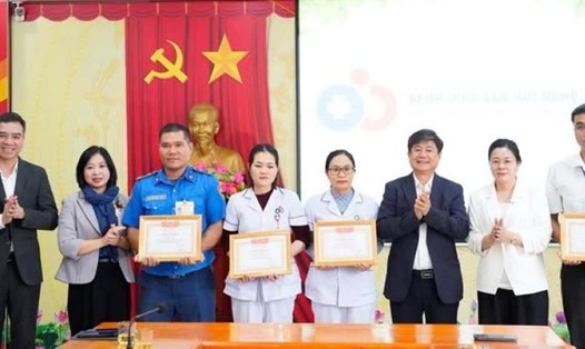 Giám đốc Sở Y tế Nghệ An trao tặng Giấy khen cho 8 nhân viên y tế vì đã có hành động dũng cảm, can ngăn, bảo vệ an toàn cho bệnh nhân, người nhà bệnh nhân và đồng nghiệp. Ảnh: Ngọc Anh