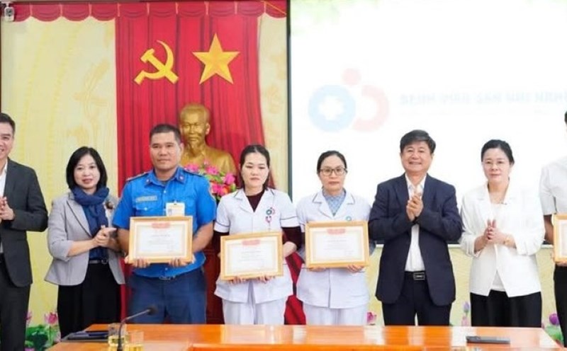 The Director of Nghe An Department of Health presented Certificates of Merit to 8 medical staff for their brave actions, preventing and protecting the safety of patients, patients' relatives and colleagues. Photo: Ngoc Anh
