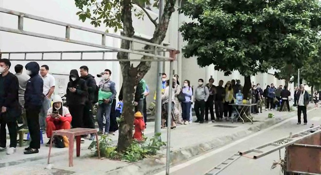 Nguoi dan xep hang cho nop ho so mua nha o xa hoi Uy No, Ha Noi. Anh: Viet Bac.