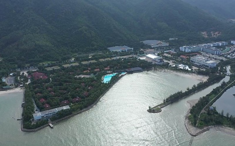 The police are reviewing and resolving the citizen's petition on the land recovery for the Nha Trang Song Lo project. Photo: Huu Long