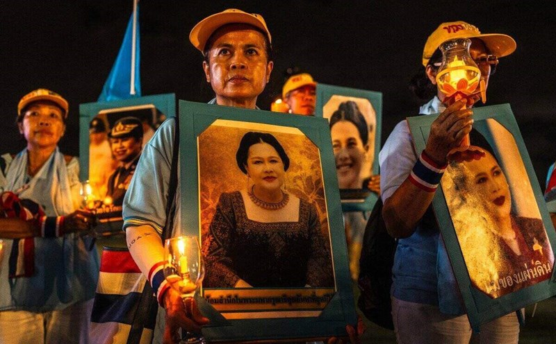 Supporters hold a portrait of Miss Sirikit at her 93rd birthday celebration in Bangkok, Thailand, on August 12, 2025. Photo: AFP