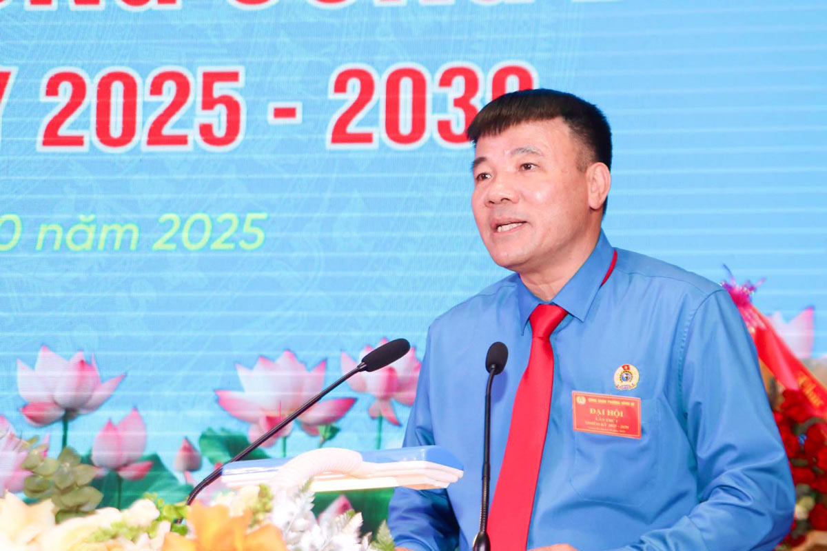 Ong Vu Duc Yem - Chu tich Cong doan phuong Uong Bi - phat bieu khai mac dai hoi. Anh: Cong TTDT phuong Uong Bi