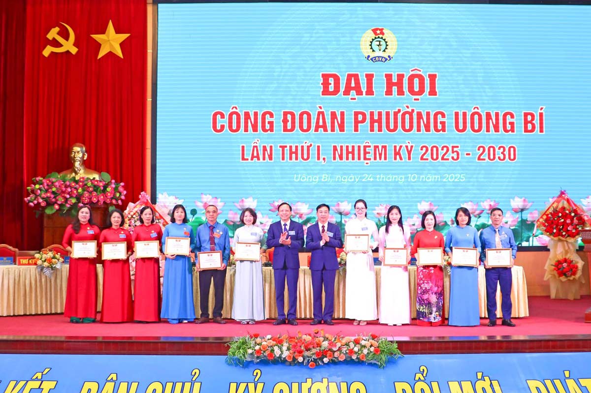 Awarded the Medal for the Cause of Building the Trade Union to 11 union members. Photo: Uong Bi Ward Portal