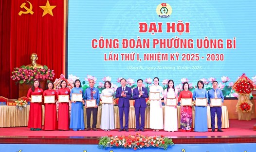 Trao Kỷ niệm chương Vì sự nghiệp xây dựng tổ chức Công đoàn cho 11 đoàn viên. Ảnh: Cổng TTĐT phường Uông Bí