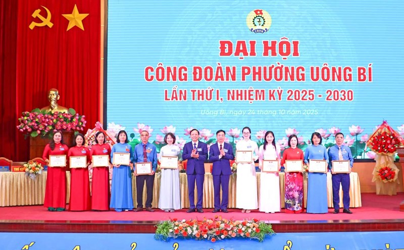 Awarded the Medal for the Cause of Building the Trade Union to 11 union members. Photo: Uong Bi Ward Portal