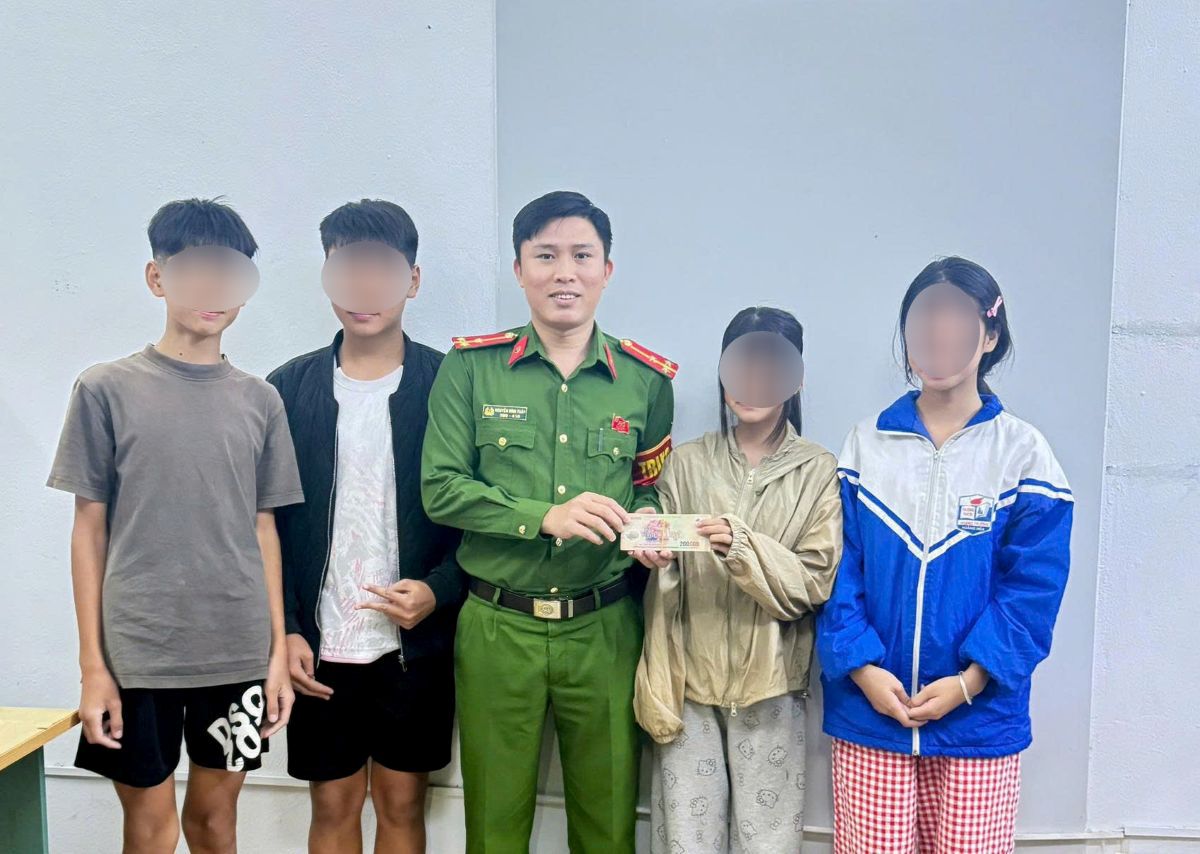 Nhom hoc sinh 4 em nhat duoc 20 trieu dong, lap tuc mang den cong an xa tim nguoi danh roi. Anh: Cong an xa Hoang Tien