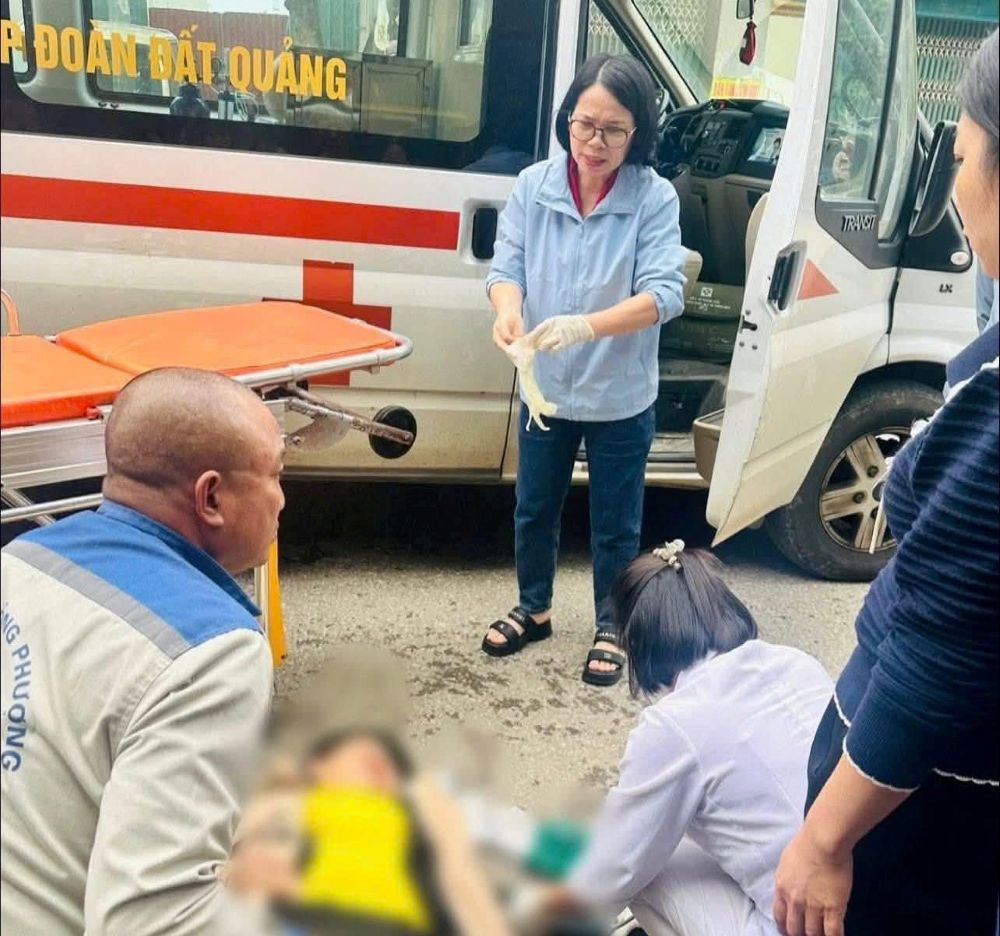 Nu giam doc benh vien ra tay ung cuu nguoi phu nu gap nan tren duong. Anh: Nguoi dan cung cap