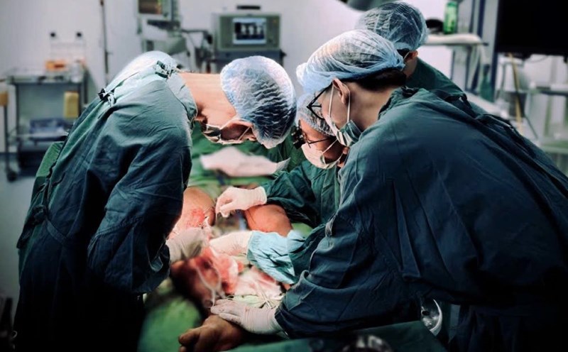 Doctor and doctor performed leg surgery for a teenager in a traffic accident. Photo: Quang Tri General Hospital