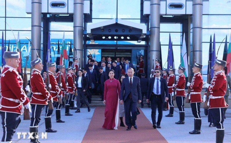 The farewell ceremony for General Secretary To Lam and his wife at Sofia International Airport. Photo: VNA