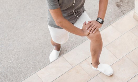 Duỗi lưng và vai mỗi ngày có thể giúp hạ huyết áp. Ảnh: Thùy Dương