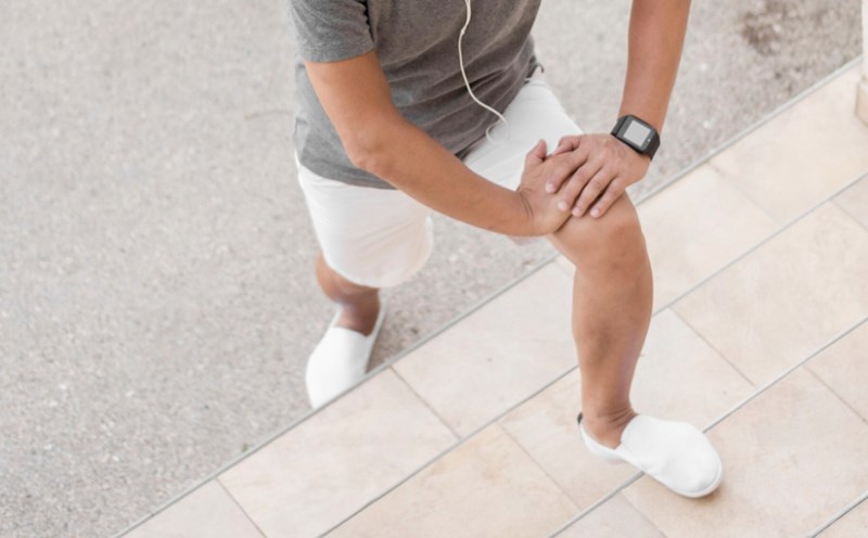 Stretching your back and shoulders every day can help lower blood pressure. Photo: Thuy Duong