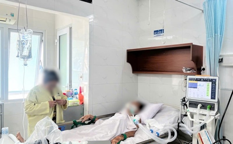 Patients are subjective to the disease when admitted to the hospital, often have to use a ventilator to breathe. Photo: Nguyen Ly
