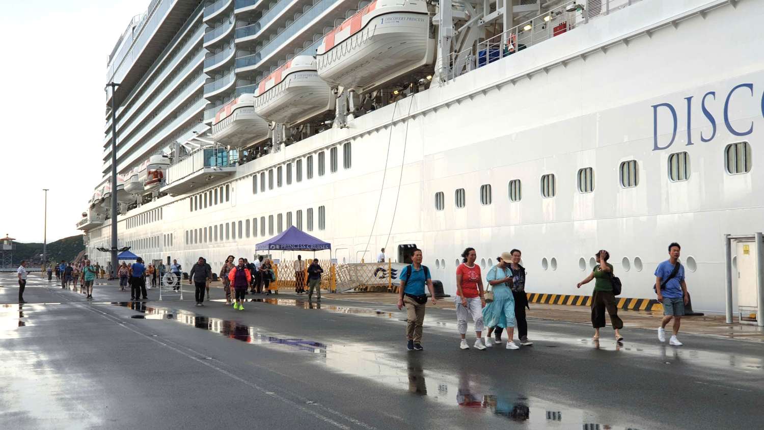 Na het verlaten van de haven hebben toeristen vele mogelijkheden om het Nha Trang-Khanh Hoa-zeegebied te verkennen. Foto: Nguyen Phat