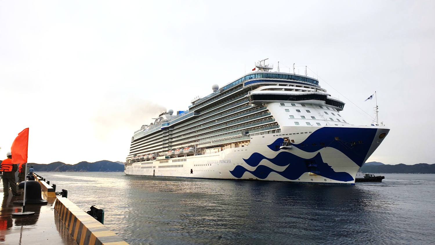 Het luxe cruiseschip Discovery Princess vervoert 1200 toeristen voor een bezoek aan Khanh Hoa. Foto: Nguyen Phat