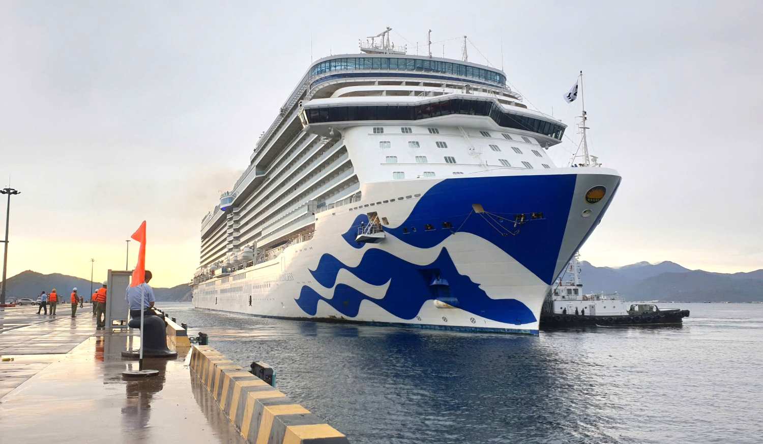 Close-up van een luxe cruiseschip dat aankomt in Khanh Hoa