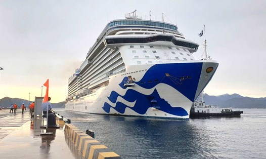 Siêu tàu du lịch hạng sang Discovery Princess cập cảng Cam Ranh-Khánh Hòa sáng 25.10. Ảnh: Nguyễn Phát