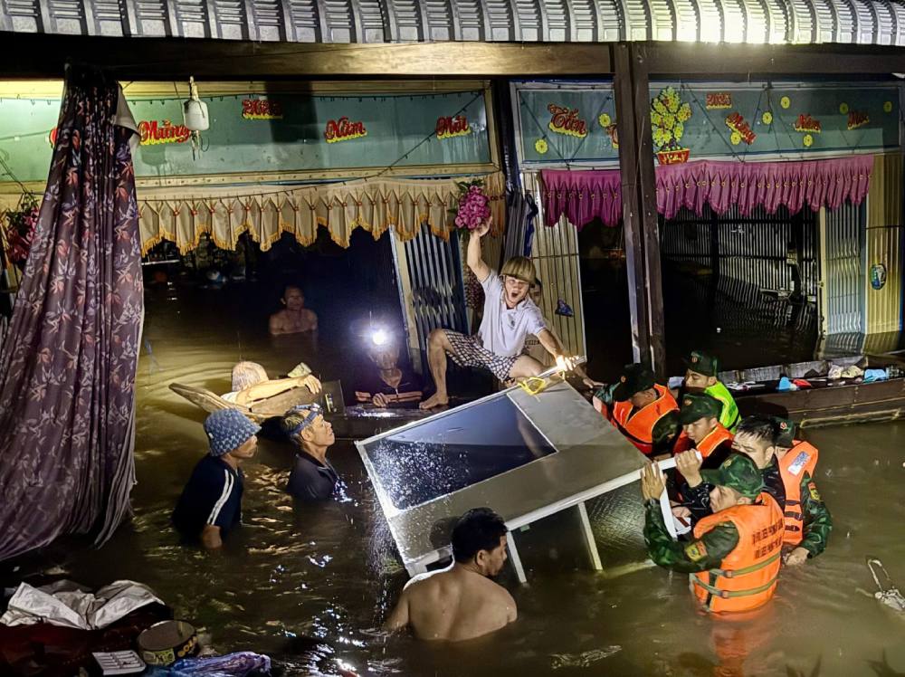 Border guards and forces and people joined hands to evacuate the assets of households affected by prolonged heavy rain. Photo: Provided by Border Guard