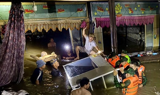 Biên phòng cùng các lực lượng, người dân chung tay di dời tài sản của các hộ bị ảnh hưởng do mưa lớn kéo dài. Ảnh: Biên phòng cung cấp
