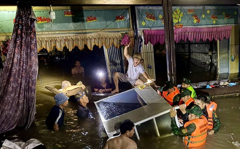 Border guards and forces and people joined hands to evacuate the assets of households affected by prolonged heavy rain. Photo: Provided by Border Guard