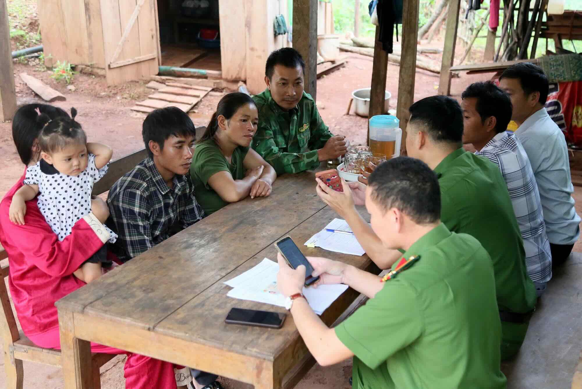 Tuyen truyen den nguoi dan ve chuyen doi so. Anh: Xuan Duong