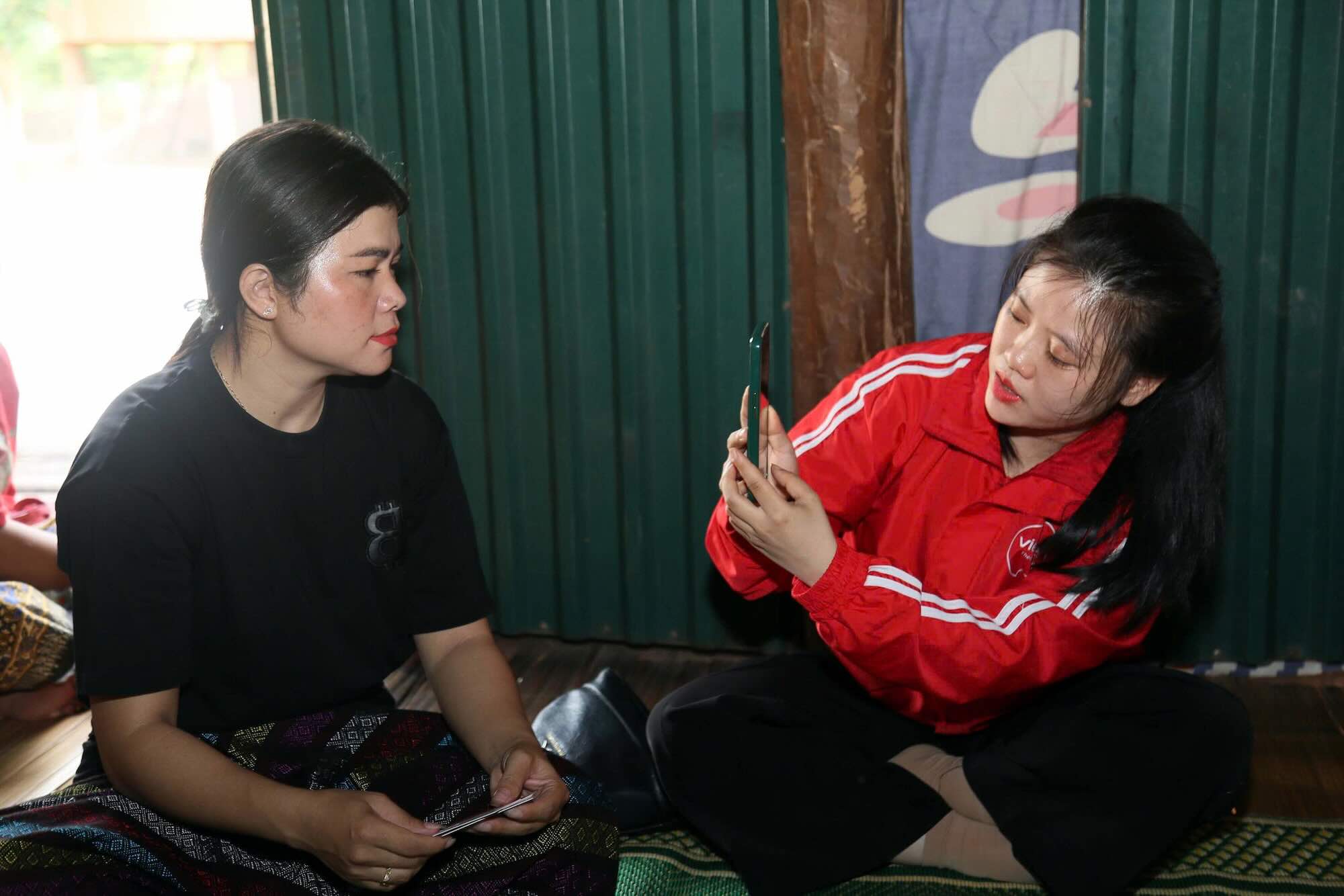 Local authorities have come to the people to propagate and guide digital transformation. Photo: Xuan Duong