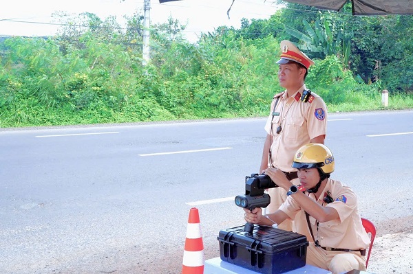 The police checked the fine for speeding. Photo: Dong Nai Police
