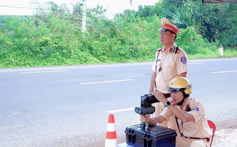 The police checked the fine for speeding. Photo: Dong Nai Police