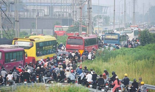 Lối vào Khu công nghiệp Quang Châu (phường Nếnh, Bắc Ninh) kẹt cứng từ sáng sớm, ảnh chụp tháng 7.2025. Ảnh: Vân Trường